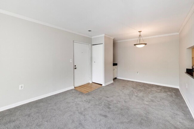 Building Photo - Clean & Fresh 2 + 2 close to METRO!