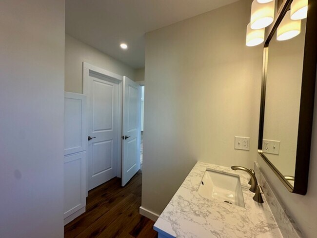 Building Photo - 48 Cedar St