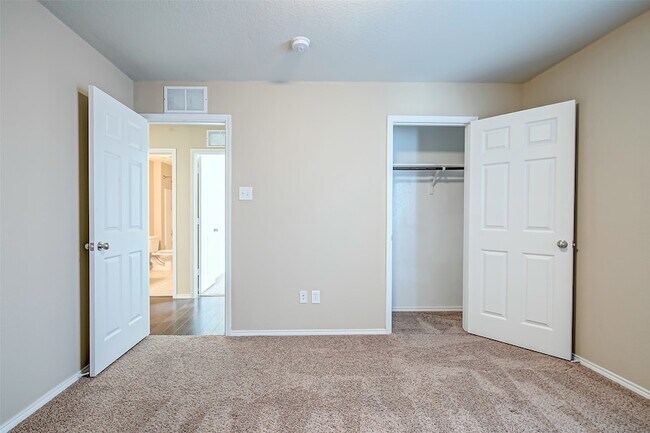 Building Photo - 120 Abelia Dr