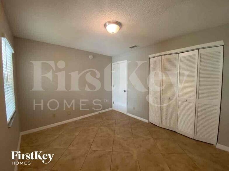 Building Photo - 944 Devonshire Way