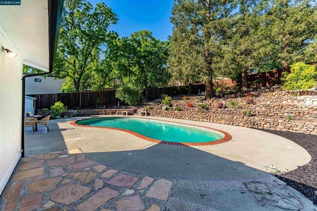 Building Photo - 2424 San Miguel Dr
