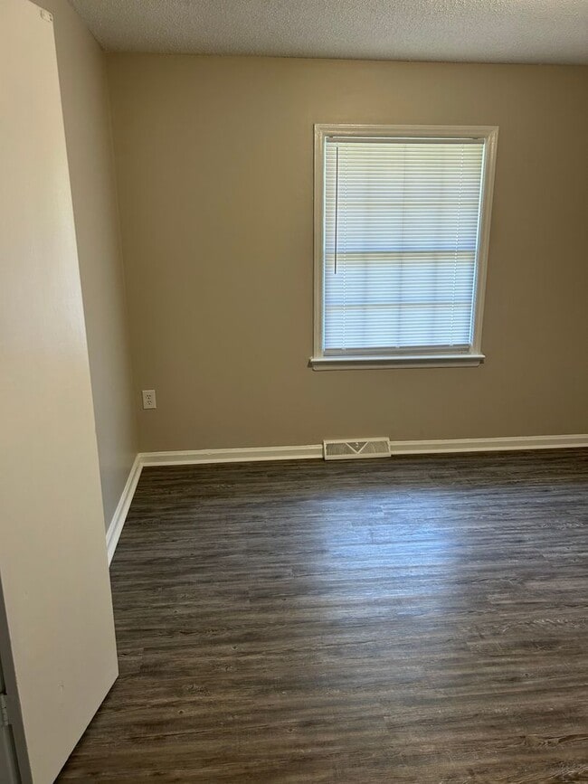 Building Photo - 3 bedroom, two bath home for rent