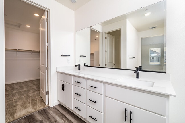 Building Photo - 9037 Summit Ln