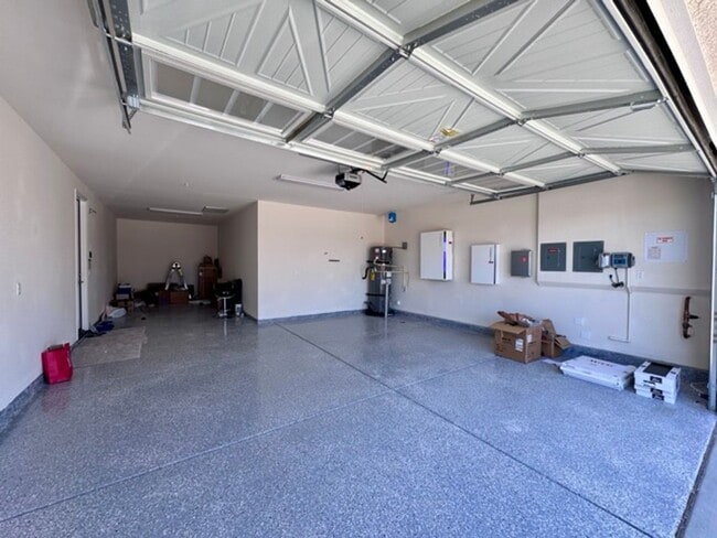 Building Photo - Spacious 5BD/3BA Home with Loft, Solar & B...