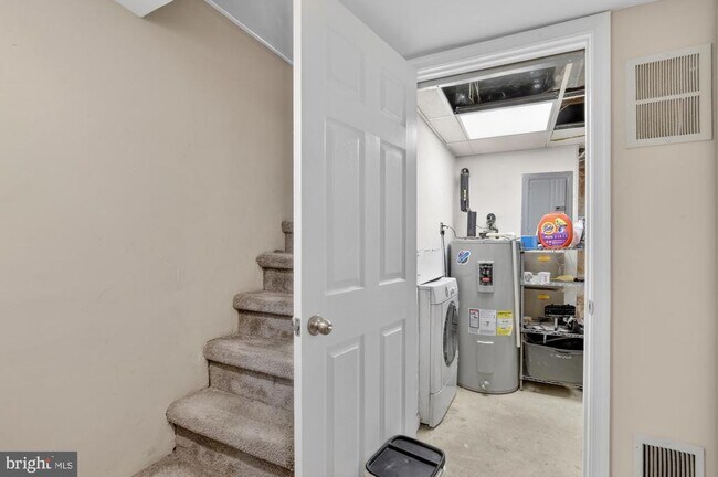 Building Photo - 1708 Catharine St