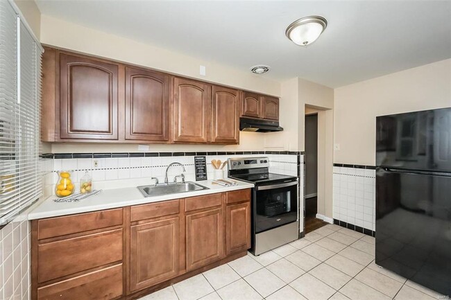 Building Photo - 1424 Golden Dr