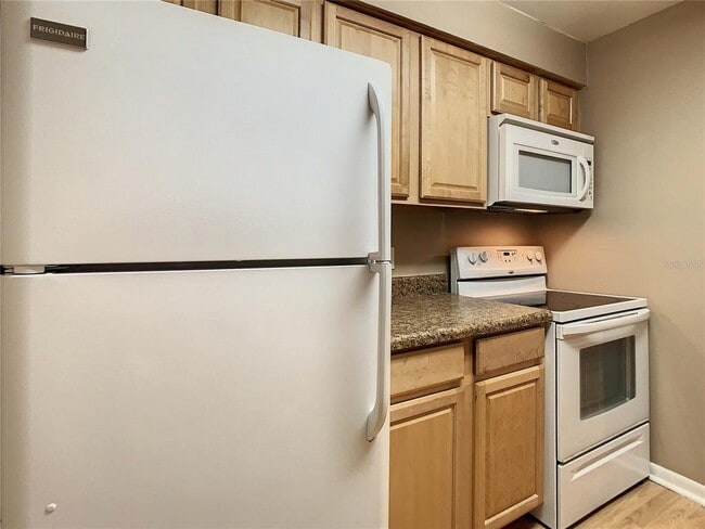 Building Photo - 9115 Tudor Dr