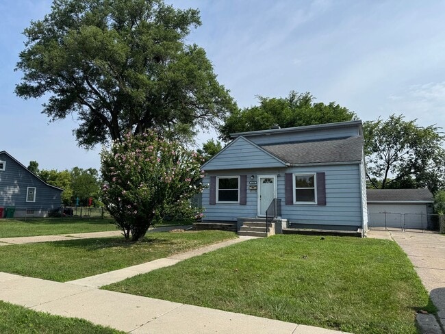 Building Photo - Gorgeous 3 bed 2 bath Eastpointe bungalow ...