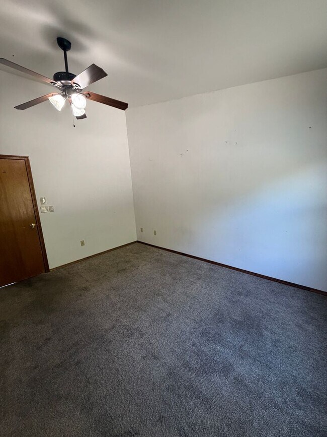 Building Photo - 3-bedroom plus office, 2-bath home located along the Roaring Fork River in Glenwood Springs
