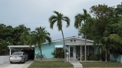Building Photo - Single Family Home with Private Pool - 2 Bedroom plus bonus room!