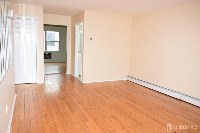 Building Photo - 31 Larch St