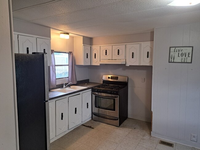 Building Photo - 64 Dakota St