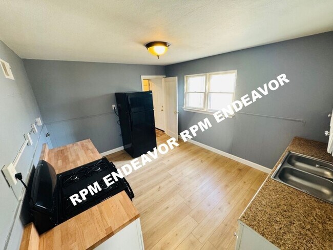 Building Photo - 2-Bed Home with Flex Room + New Appliances!