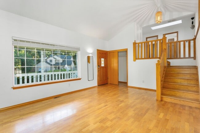 Building Photo - 2bd 2ba luxury duplex