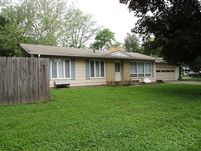 Building Photo - Privacy Fence and a Garage!