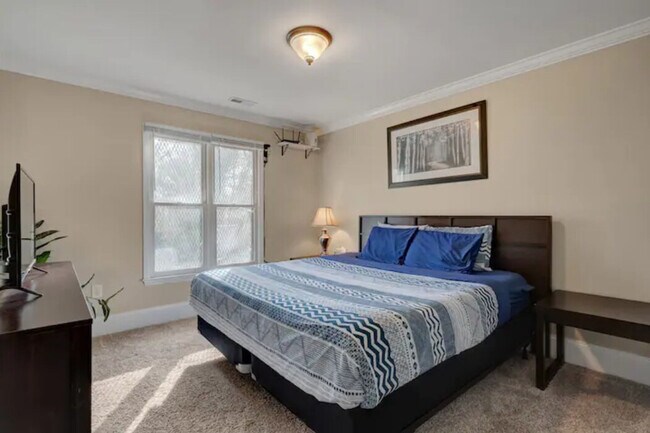 Building Photo - 2201 1/2 Summit Street-SI ID1388443P