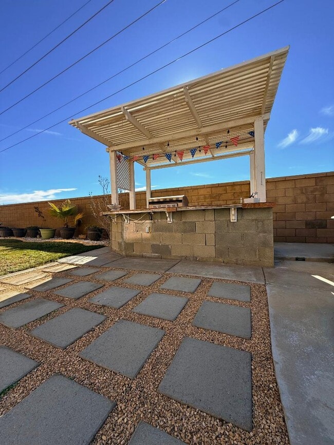 Building Photo - 14115 Desert Rose St