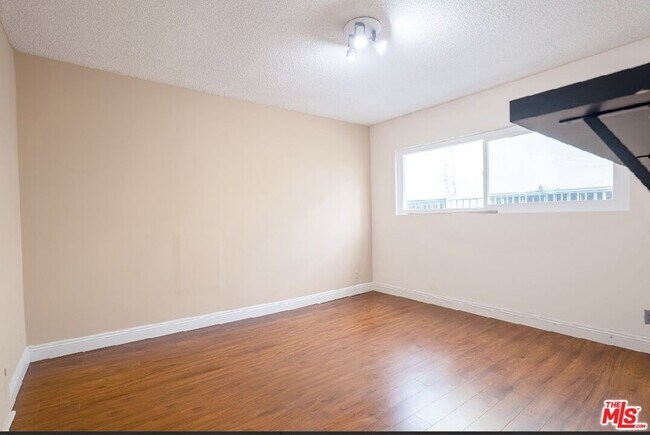 Building Photo - 446 S St Andrews Pl