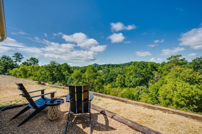 Building Photo - Beautifully Furnished Executive Home – Available 6/18/2026
