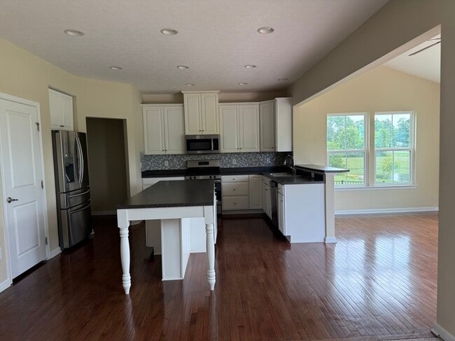 Building Photo - Spacious 4 beds 2.5 baths in Lewis Center!