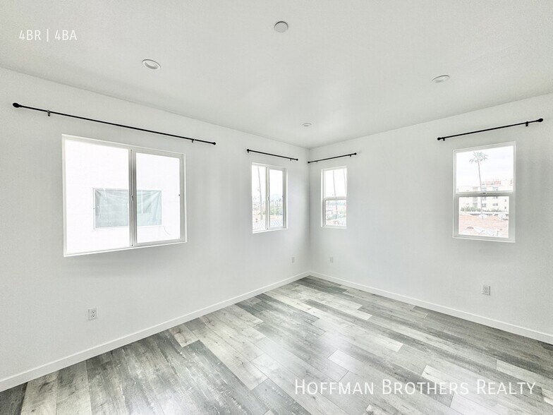 Building Photo - 156 N Mariposa Ave