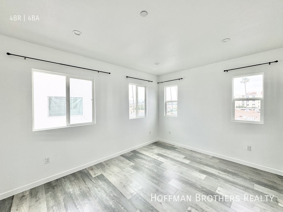 Building Photo - 158 N Mariposa Ave