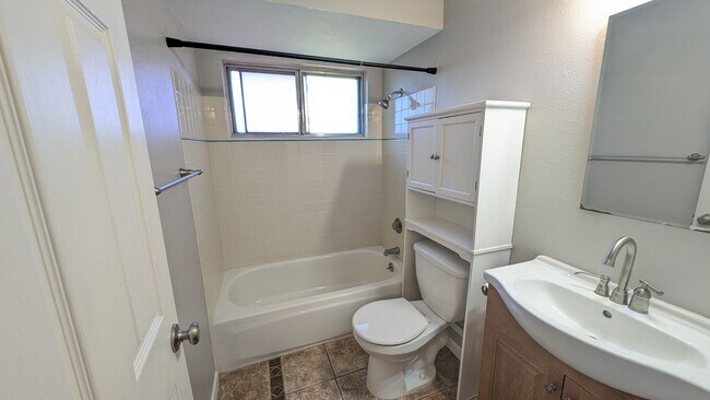 Building Photo - Single level 3 bedroom 2 bath home in the ...