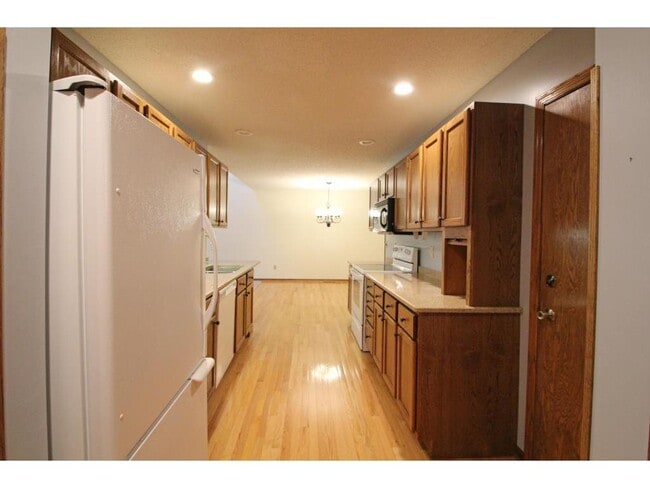Building Photo - 207 Primrose Ct