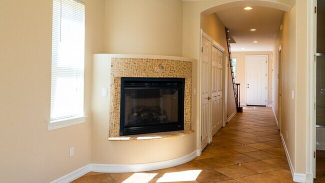 Building Photo - Huge Bay Front 3 Bed 2.5 Bath