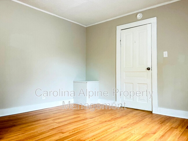 Building Photo - 701 S Lorraine St
