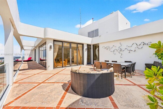 Building Photo - 2800 Island Blvd