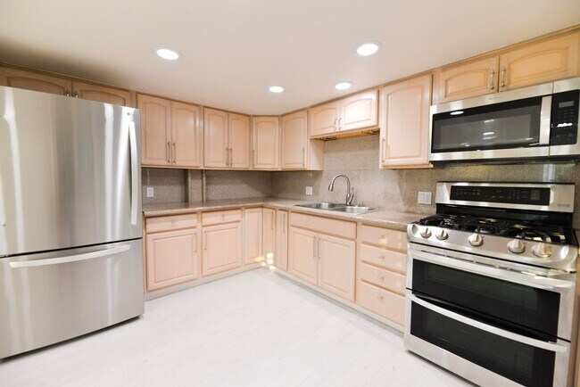 Building Photo - 412 Avenida Santa Barbara