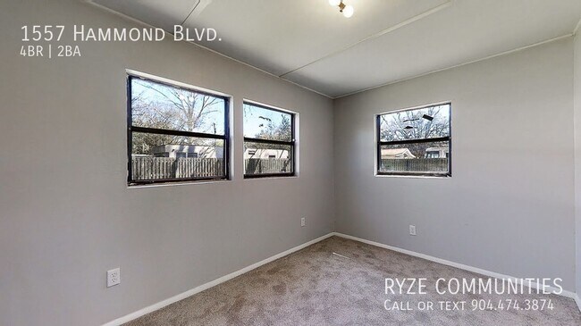 Building Photo - Beautiful Pool Home - Fenced in Yard - Sty...