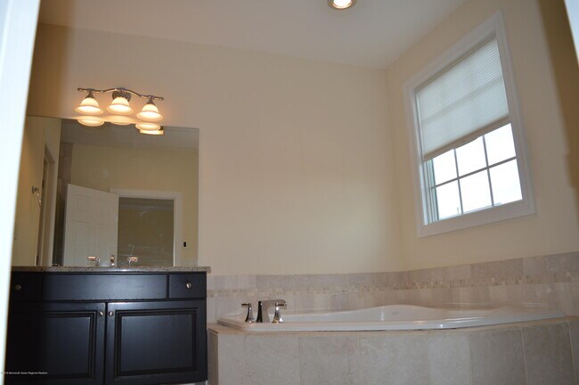 Building Photo - 606 Park Ave