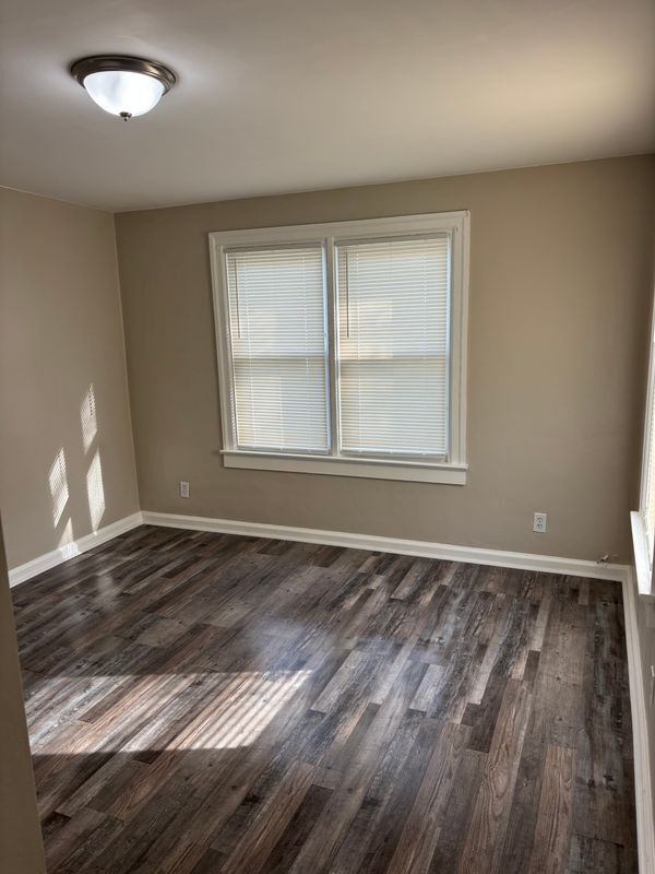 Building Photo - 207 W Main St