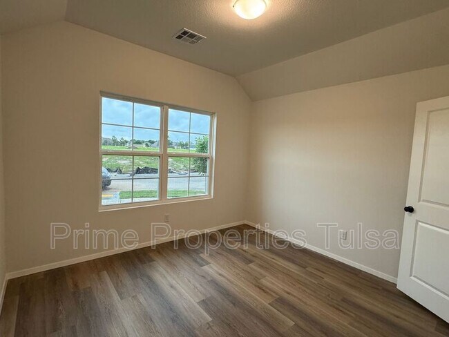 Building Photo - 3012 S Redwood Ave