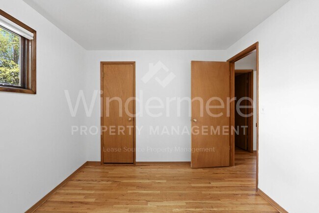 Building Photo - 902 E Rockwell Ave