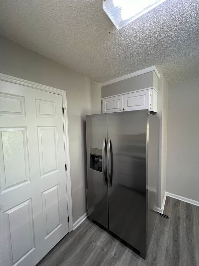 Building Photo - Beautiful 3 Bedroom 2 Bath Home