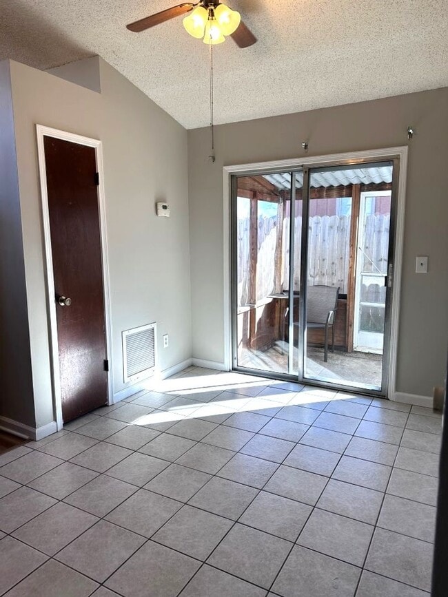 Building Photo - Charming 3/2 in Orange Park
