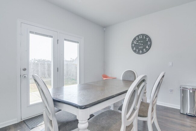 Building Photo - Beautiful 5 Bedroom 3 Bath