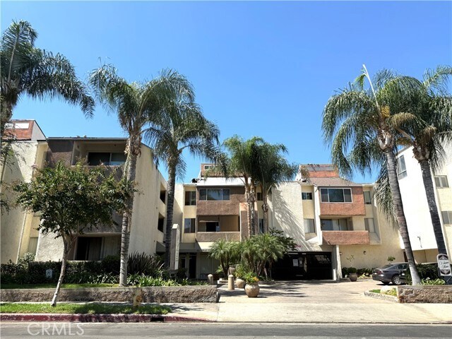 Primary Photo - 5325 Newcastle Ave