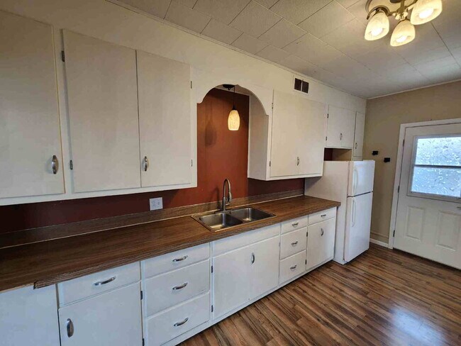 Building Photo - 2 Bed Duplex in Oshkosh, WI - Perfect for cozy living!