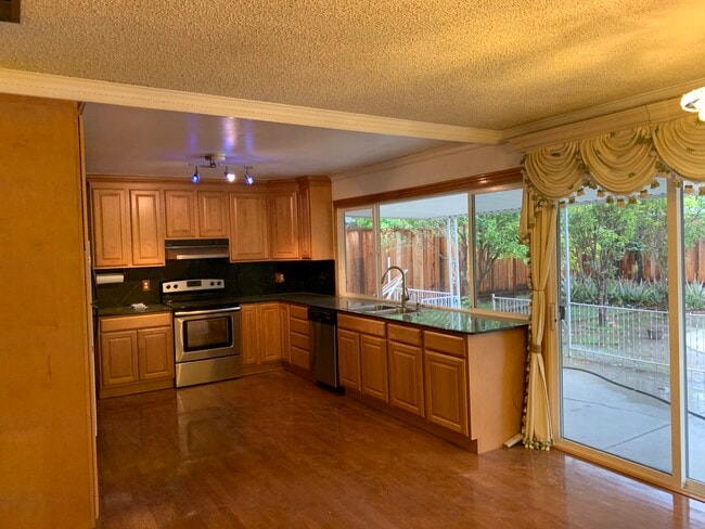 Building Photo - 2075 Lockwood Dr