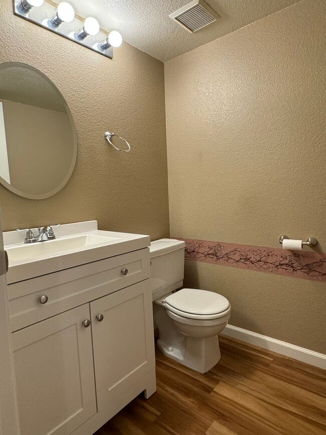 Building Photo - Nicely updated condo in Cirby Woods III