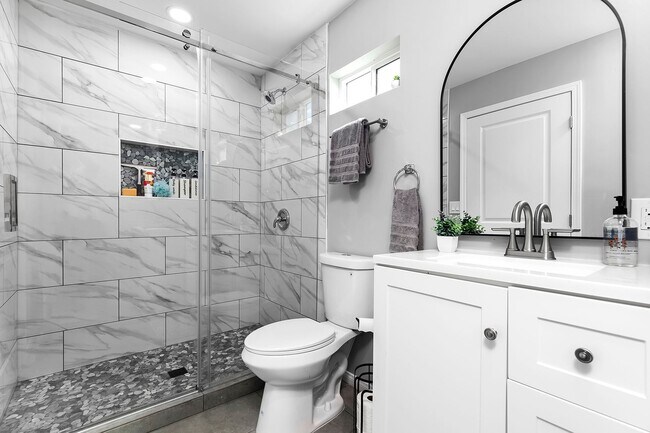 Building Photo - Newly furnished and remodeled 2 bed 2 bath!