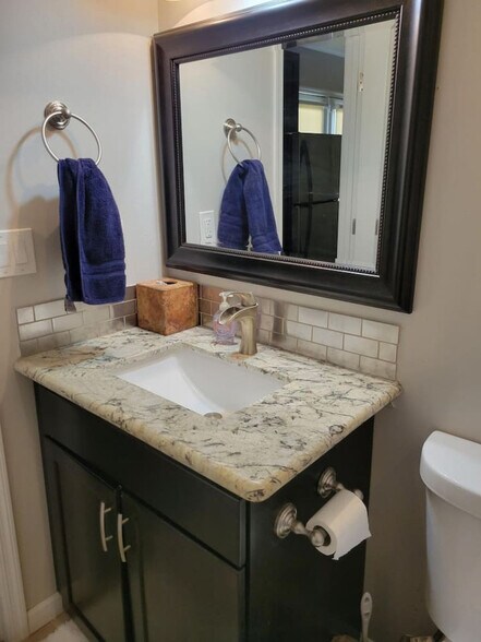 Building Photo - 1510 E Whitton Ave