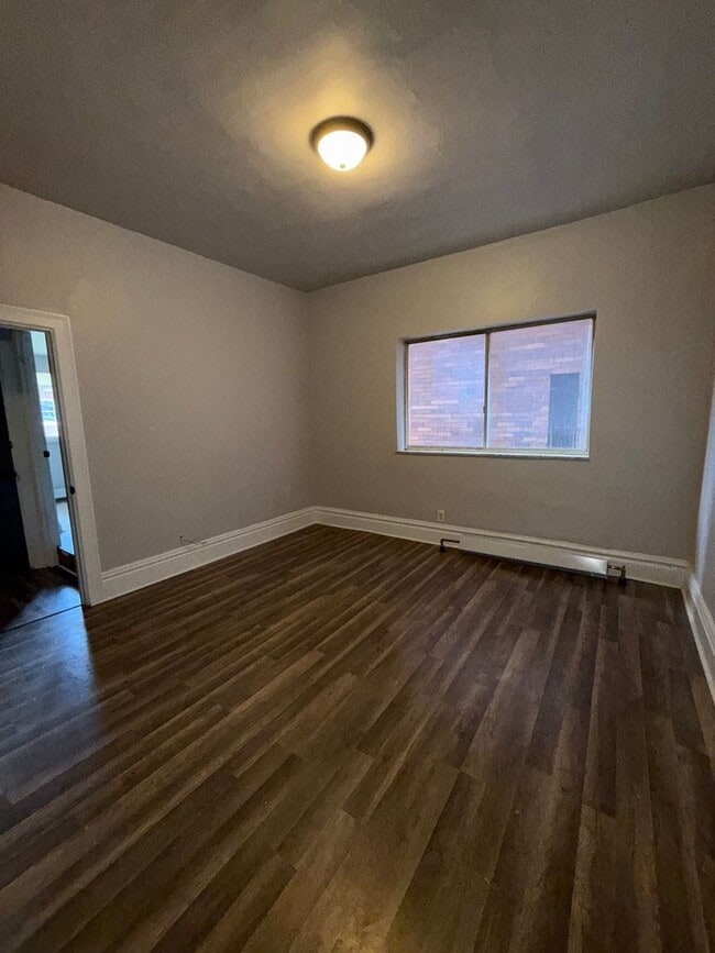 Building Photo - 826 Collins St