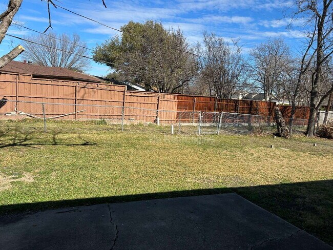 Building Photo - 2939 Longmeade Dr