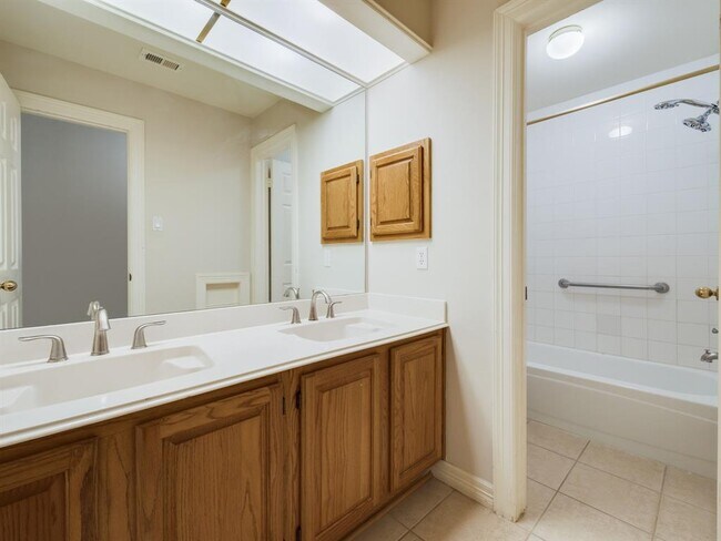 Building Photo - 14211 Woodville Gardens Dr