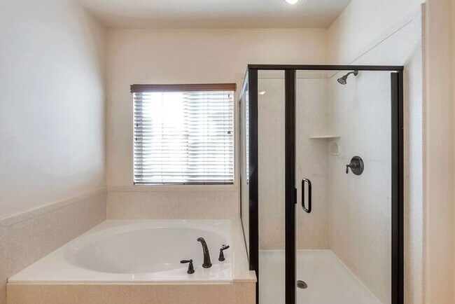 Building Photo - Beautiful Townhouse w attached 2 car garage in Orem